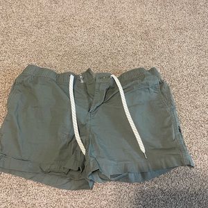 Vuori women’s Ripstop Short Large NWOT